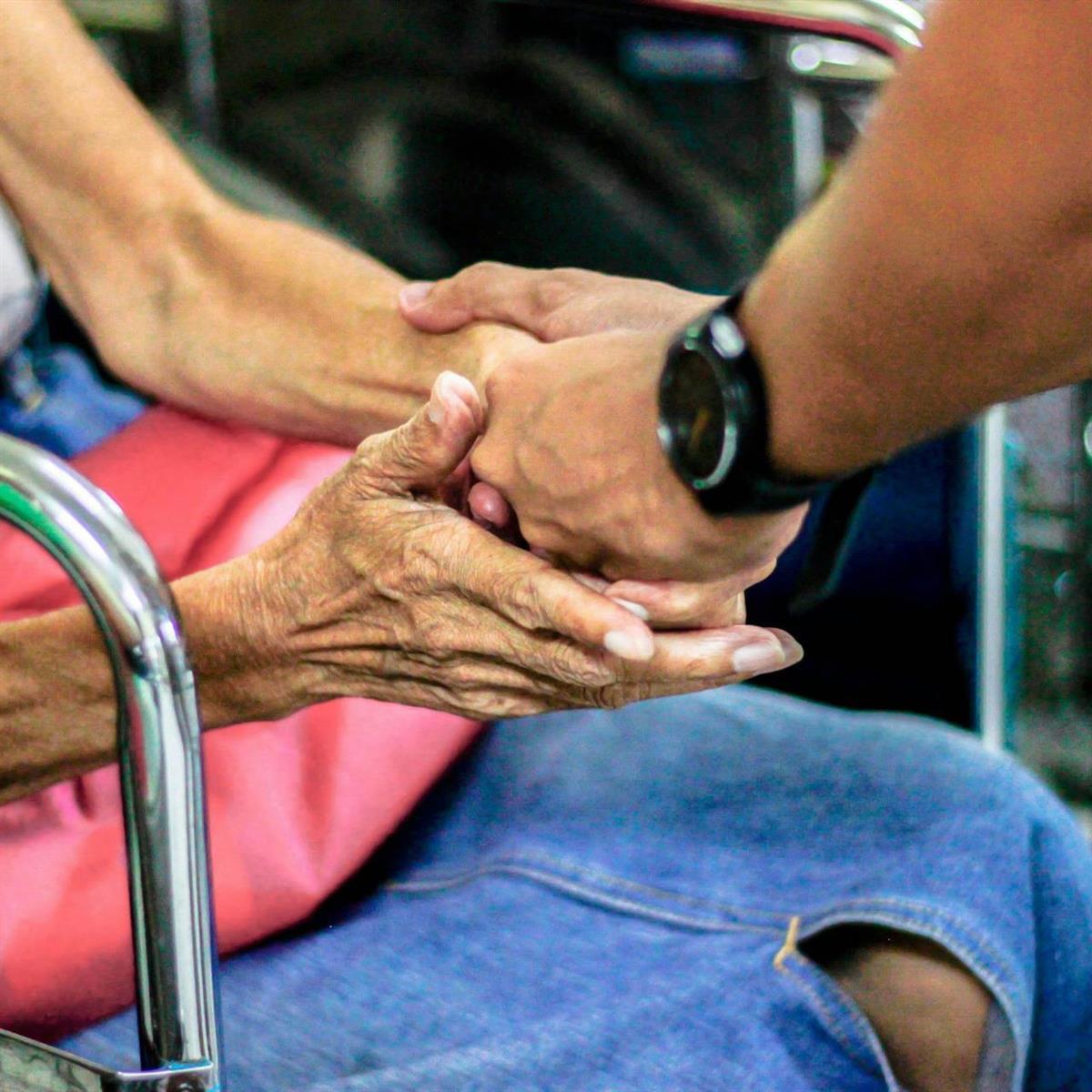 Unge og gamle hender som held - Klikk for stort bilde