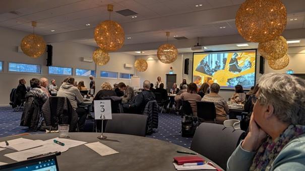 Samling av folk på seminar - Klikk for stort bilde