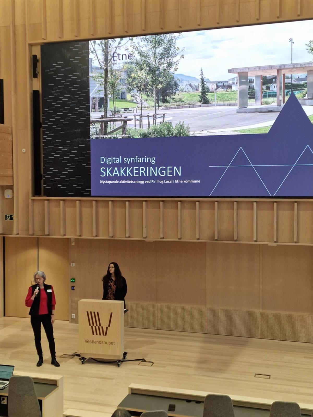 Liv-Kari og Eileen informerer på scenen - Klikk for stort bilde