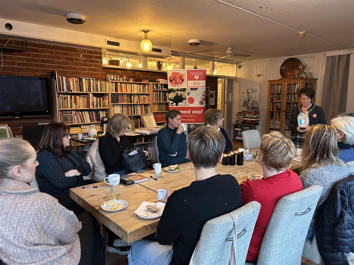 Sertifiserte samla rundt eit bord - Klikk for stort bilde