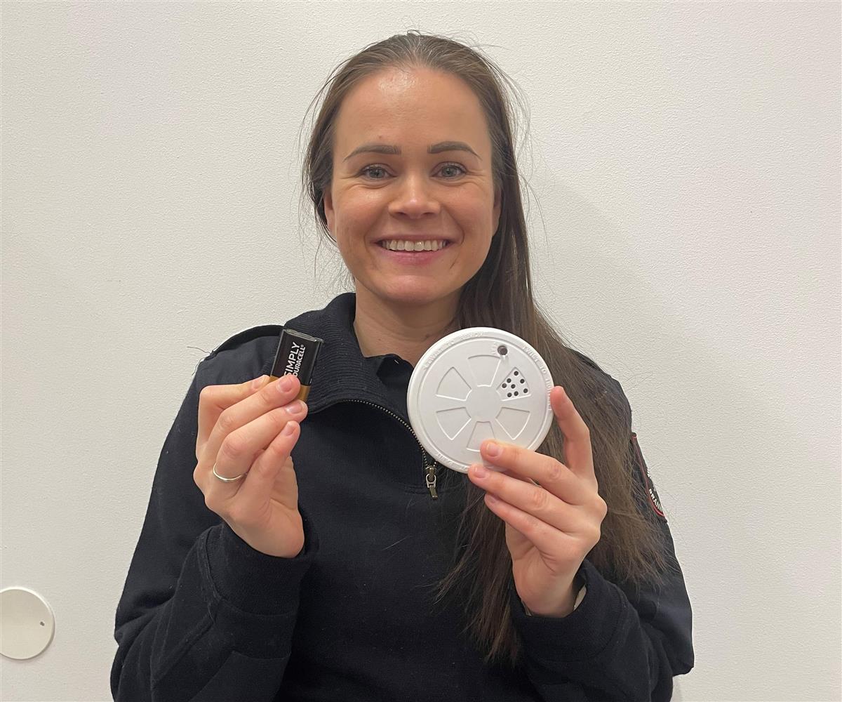 Astrid viser ein brannvarslar og eit batteri - Klikk for stort bilde